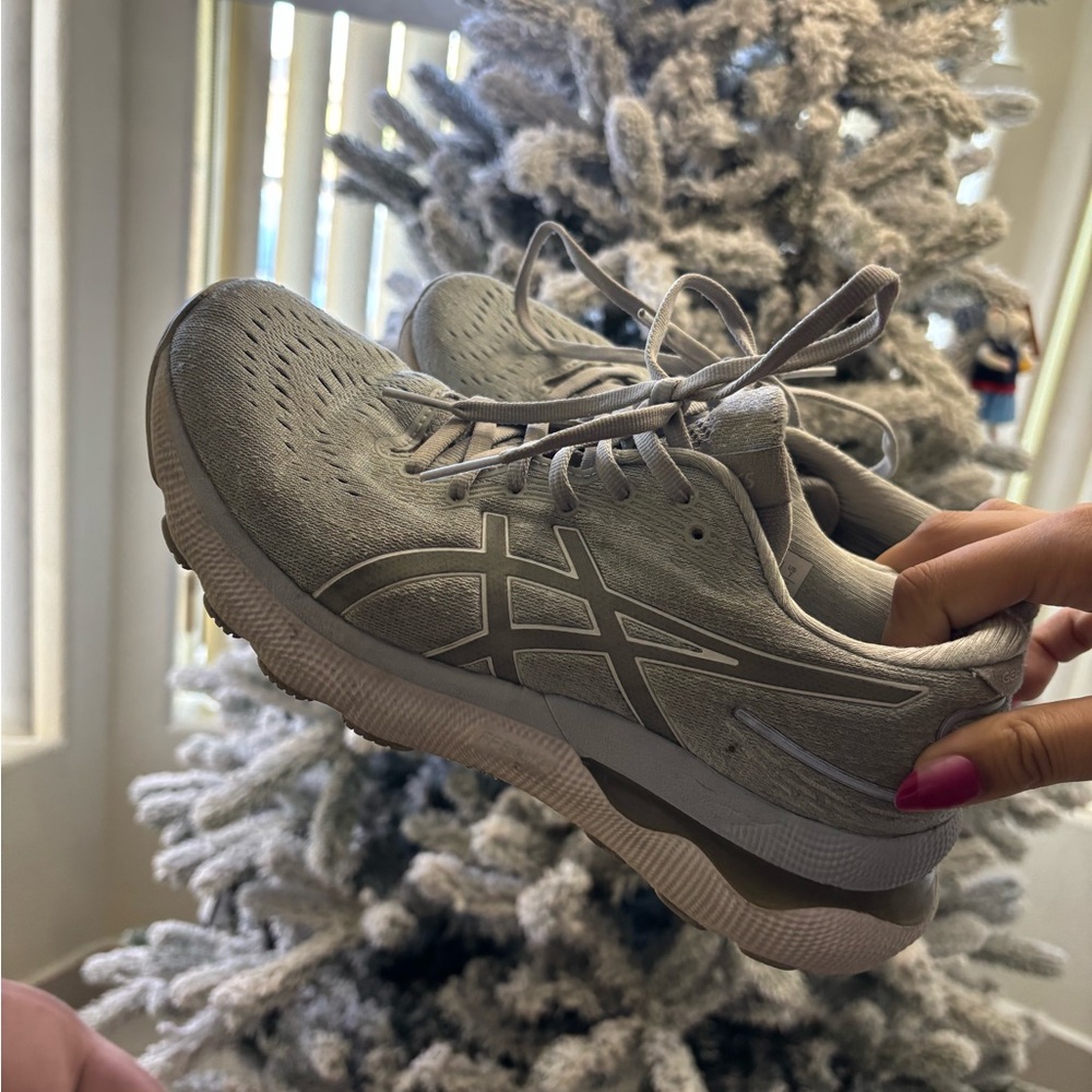 ASICS Women's Light Gray Athletic Shoes